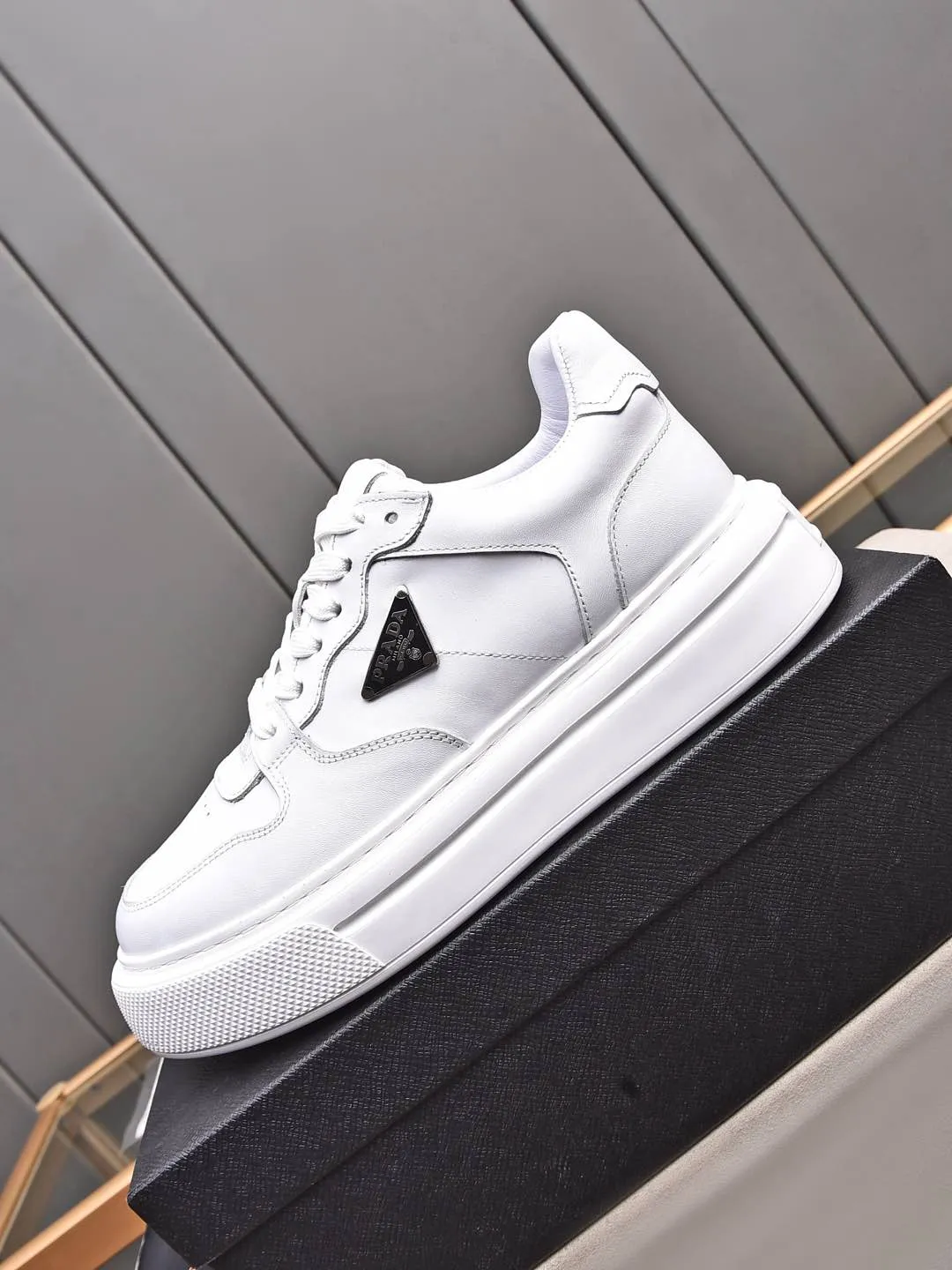 Men's shoes 💰500 Prada/Prada Men's new casual shoes, this upper is made of imported calfskin. The outside is decorated with the P family's classic metal triangle enamel logo, with cowhide lining and cowhide for the foot pads. The outsole is made of non-slip sports exclusive rubber outsole with logo, which feels good on the feet. It is a fashionable and fashionable item!  Size: 38-44 (45 customized)